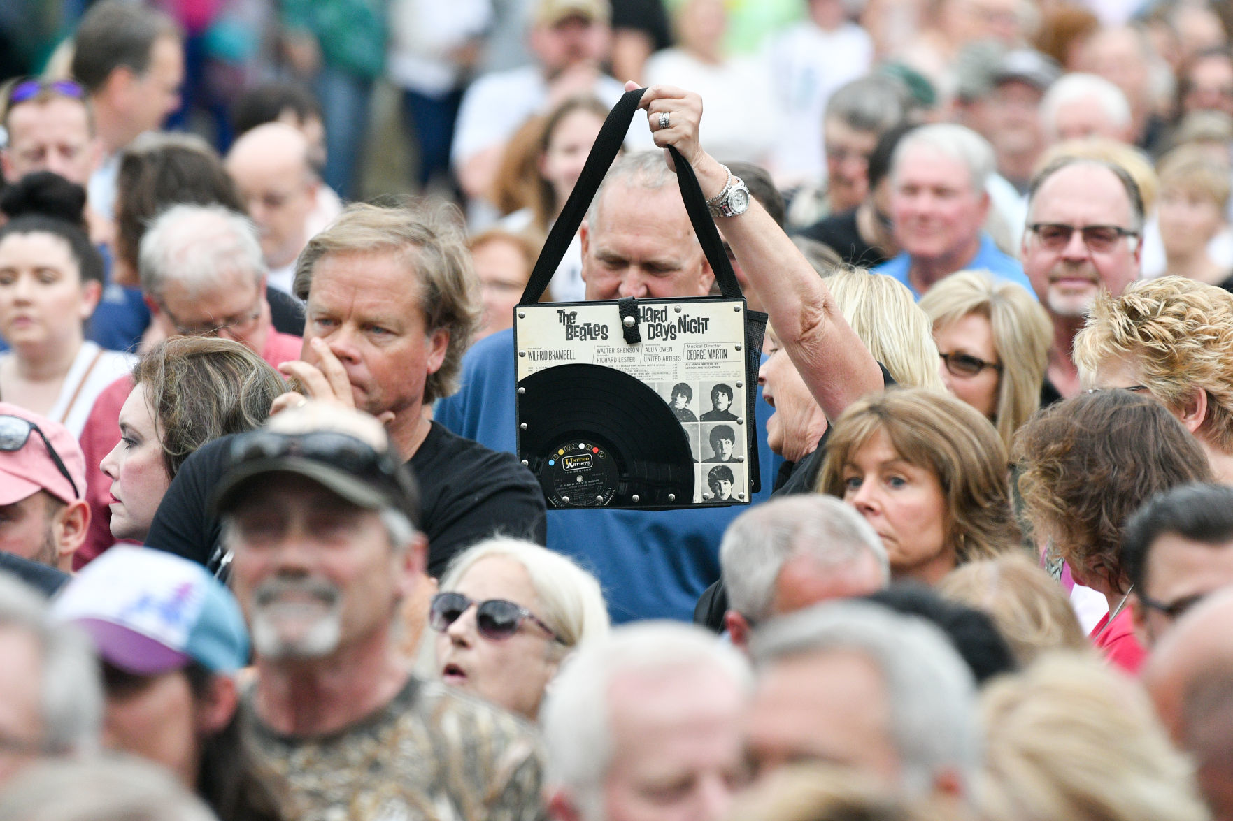 061219-McCartney-Fans-040a.jpg